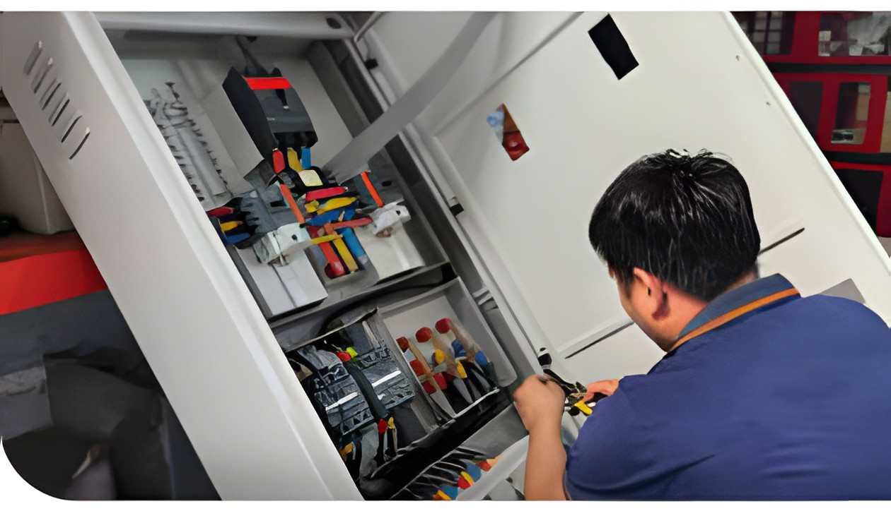 Kỹ thuật viên đấu nối cáp vào tủ điện